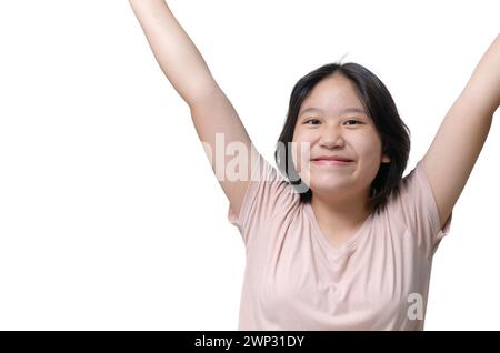 Una ragazza carina che indossa una t-shirt alza le mani e sorride felicemente. concetto di emozione Foto Stock