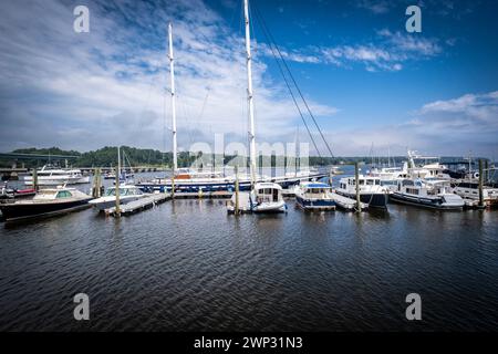 Cantiere navale e porto a Belfast, cittadina a nord del Maine, Stati Uniti Foto Stock