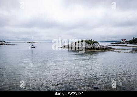 Foto del faro Hendricks a Southport, Maine, in una giornata nuvolosa. Il faro non è lontano da Boothbay Harbor, Maine. Foto Stock