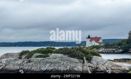Foto del faro Hendricks a Southport, Maine, in una giornata nuvolosa. Il faro non è lontano da Boothbay Harbor, Maine. Foto Stock