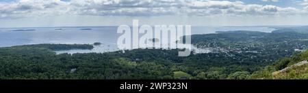 Vista aerea di Camden, Harbor Maine con fogliame autunnale Foto Stock