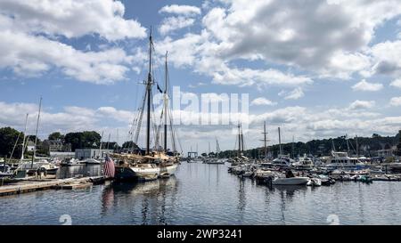 Vista del porto di Camden con barche a vela in estate, Maine, Stati Uniti Foto Stock