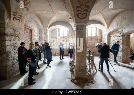 05.03.2024 Weimar: Dr. Ulrike Lorenz Präsidentin der Klassik Stiftung Weimar stellt zusammen mit Vertretern der beteiligten Architekten von BRENNE Architekten Berlin und TeCTUM Architekten Weimar das Bauvorhaben der Sanierung des UNESCO Welterbe Residenzschloss Weimar vor. Der Ostflügel des Stadtschloss wird derzeit umfassend saniert. *** 05 03 2024 Weimar il dott Ulrike Lorenz presidente del Klassik Stiftung Weimar insieme ai rappresentanti degli architetti coinvolti da BRENNE Architekten Berlin e TeCTUM Architekten Weimar presentano il progetto di costruzione per la ristrutturazione dell'UNESCO Foto Stock