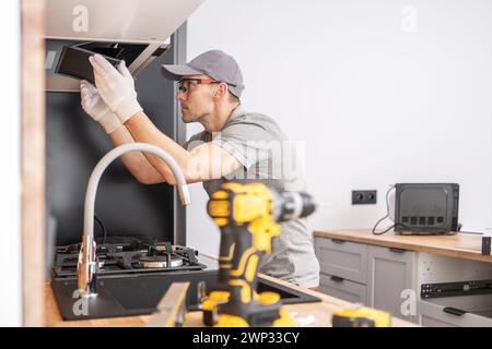 Installatore di elettrodomestici da cucina professionale con filtro di sfiato dell'aria Foto Stock