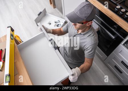 Armadietto caucasico professionale con cassetto per mobili da cucina Foto Stock