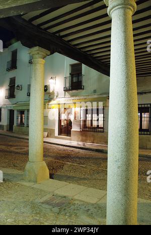 Plaza Mayor, Vista notte. Tembleque, provincia di Toledo, Castilla La Mancha, in Spagna. Foto Stock