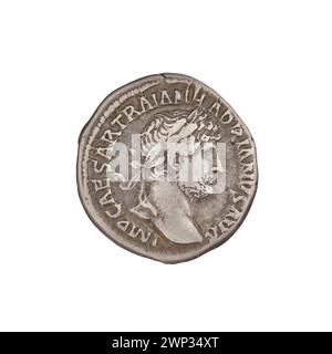 Denario d'argento emesso sotto l'imperatore romano Adriano tra il 119 e il 122, raffigurante Minerva con busti, corone d'alloro e lance, rappresentando la mitologia romana e il simbolismo marziale. Foto Stock