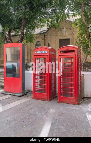 Un paio di vecchie cabine telefoniche rosse nel centro storico di la Valletta, Malta Foto Stock