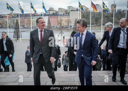 Stoccolma, Svezia. 5 marzo 2024. Boris Pistorius (SPD), ministro federale della difesa, viene ricevuto dal suo omologo svedese Pal Jonson (M) di fronte al castello di Karlberg. Il ministro viene a conoscenza del modello di servizio militare svedese. Più tardi nel viaggio, incontrerà i suoi omologhi e soldati all'esercitazione NORDIC RESPONSE 2024. Crediti: Kay Nietfeld/dpa/Alamy Live News Foto Stock