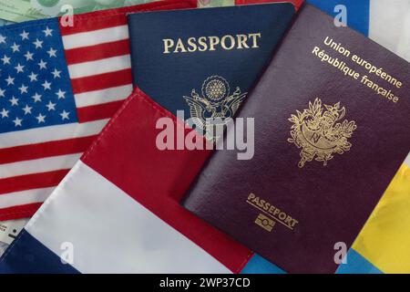 Passaporti degli Stati Uniti e della Francia in euro e bandiere francesi, americane, russe e ucraine Foto Stock