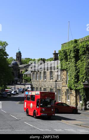 Il tram Buxton fuori dall'Old Hall Hotel, città termale di Buxton, Peak District National Park, Derbyshire, Inghilterra, Regno Unito Foto Stock