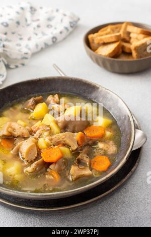 Zuppa di funghi di ostriche in piatti, zuppa di funghi Pleurotus e patate, carote e spezie Foto Stock