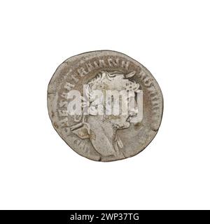 Denario d'argento romano coniato nel 119-122 sotto Adriano, raffigurante Minerva con busti, corone d'alloro e lance come parte dell'arte numismatica romana. Foto Stock