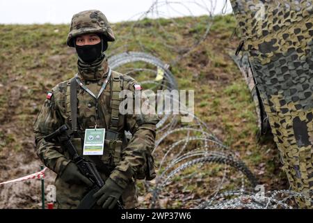 Korzeniewo, Pomorskie, Polonia il 5 marzo 2024. Un militare polacco sta di guardia durante l'esercitazione Dragon-24 della NATO, una parte dell'esercitazione su larga scala Defender-24. Le esercitazioni, che si svolgono principalmente in Europa centrale, coinvolgono circa 90.000 soldati provenienti da tutti i paesi della NATO e dalla Svezia. Lo scopo del Defender-24 è quello di scoraggiare e presentare abilità difensive di fronte all'aggressione. Crediti: Dominika Zarzycka/Alamy Live News Foto Stock