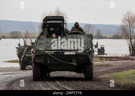 Korzeniewo, Pomorskie, Polonia il 5 marzo 2024. I militari presentano il trasferimento di carri armati e veicoli corazzati attraverso il fiume Vistola durante l'esercitazione Dragon-24 della NATO, una parte dell'esercitazione su larga scala Defender-24. Le esercitazioni, che si svolgono principalmente in Europa centrale, coinvolgono circa 90.000 soldati provenienti da tutti i paesi della NATO e dalla Svezia. Lo scopo del Defender-24 è quello di scoraggiare e presentare abilità difensive di fronte all'aggressione. Crediti: Dominika Zarzycka/Alamy Live News Foto Stock