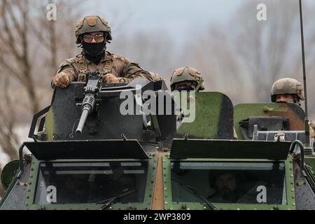 Korzeniewo, Pomorskie, Polonia il 5 marzo 2024. I militari presentano il trasferimento di carri armati e veicoli corazzati attraverso il fiume Vistola durante l'esercitazione Dragon-24 della NATO, una parte dell'esercitazione su larga scala Defender-24. Le esercitazioni, che si svolgono principalmente in Europa centrale, coinvolgono circa 90.000 soldati provenienti da tutti i paesi della NATO e dalla Svezia. Lo scopo del Defender-24 è quello di scoraggiare e presentare abilità difensive di fronte all'aggressione. Crediti: Dominika Zarzycka/Alamy Live News Foto Stock