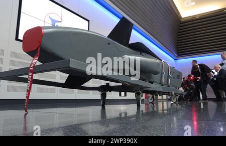 Schrobenhausen, Germania. 5 marzo 2024. Una mostra di un missile da crociera Taurus KEPD 350 è esposta nello showroom dell'appaltatore della difesa MBDA. Crediti: Karl-Josef Hildenbrand/dpa/Alamy Live News Foto Stock