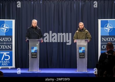 Korzeniewo, Pomorskie, Polonia il 5 marzo 2024. Il presidente della Lituania, Gitanas Nausėda, parla alla stampa durante una conferenza stampa congiunta con il presidente della Polonia, Andrzej Duda durante l'esercitazione Dragon-24 della NATO, parte di un'esercitazione su larga scala di Defender-24. Le esercitazioni, che si svolgono principalmente in Europa centrale, coinvolgono circa 90.000 soldati provenienti da tutti i paesi della NATO e dalla Svezia. Lo scopo del Defender-24 è quello di scoraggiare e presentare abilità difensive di fronte all'aggressione. Crediti: Dominika Zarzycka/Alamy Live News Foto Stock