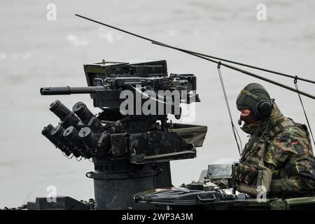 Korzeniewo, Pomorskie, Polonia il 5 marzo 2024. I militari presentano il trasferimento di carri armati e veicoli corazzati attraverso il fiume Vistola durante l'esercitazione Dragon-24 della NATO, una parte dell'esercitazione su larga scala Defender-24. Le esercitazioni, che si svolgono principalmente in Europa centrale, coinvolgono circa 90.000 soldati provenienti da tutti i paesi della NATO e dalla Svezia. Lo scopo del Defender-24 è quello di scoraggiare e presentare abilità difensive di fronte all'aggressione. Crediti: Dominika Zarzycka/Alamy Live News Foto Stock