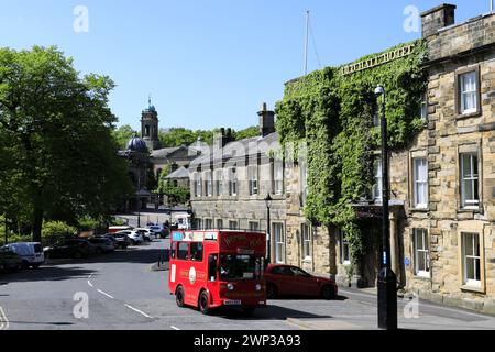 Il tram Buxton fuori dall'Old Hall Hotel, città termale di Buxton, Peak District National Park, Derbyshire, Inghilterra, Regno Unito Foto Stock