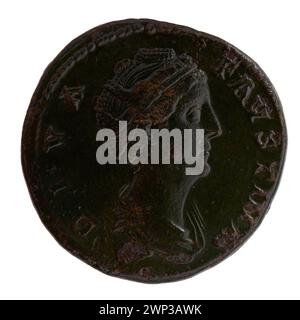 Moneta di sesterce di bronzo emessa dopo il 141 d.C. raffigurante l'imperatore romano Antonino Pio (138–161) e l'imperatrice Faustina il Vecchio (morta nel 141). La moneta presenta ritratti e iscrizioni caratteristiche della monetazione imperiale romana della metà del II secolo. Foto Stock