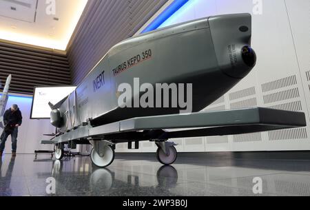 Schrobenhausen, Germania. 5 marzo 2024. Una mostra di un missile da crociera Taurus KEPD 350 è esposta nello showroom dell'appaltatore della difesa MBDA. Crediti: Karl-Josef Hildenbrand/dpa/Alamy Live News Foto Stock