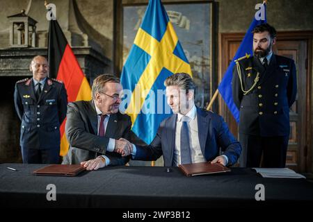 Stoccolma, Svezia. 5 marzo 2024. Boris Pistorius (SPD), ministro federale della difesa, e il suo omologo svedese Pal Jonson firmano una dichiarazione d'intenti al castello di Karlberg. Crediti: Kay Nietfeld/dpa/Alamy Live News Foto Stock