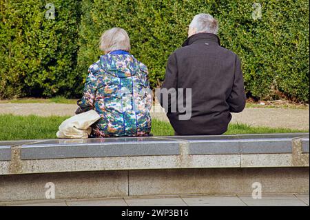 Glasgow, Scozia, Regno Unito. 5 marzo 2024: Regno Unito Meteo: Soleggiato nel centro città ha visto gente del posto e turisti per le strade. Credit Gerard Ferry/Alamy Live News Foto Stock