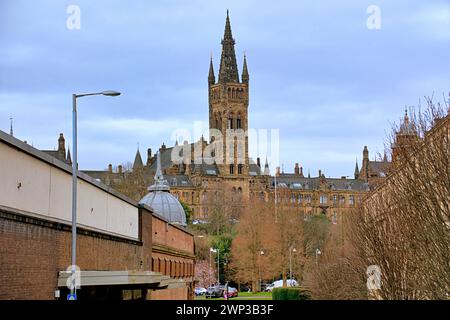 Glasgow, Scozia, Regno Unito. 5 marzo 2024: Regno Unito Meteo: Università di Glasgow da kelvin hall. Il sole nel centro della città ha visto la gente del posto e i turisti per le strade. Credit Gerard Ferry/Alamy Live News Foto Stock