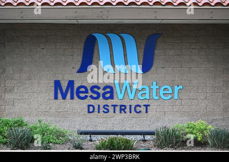 COSTA MESA, CALIFORNIA - 25 FEB 2024: Il cartello Mesa Water District sull'edificio in Placentia Street fornisce acqua alla città e a Newport Beach. Foto Stock