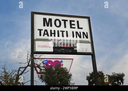 COSTA MESA, CALIFORNIA - 25 FEB 2024: Cartello per il Tahiti Inn Motel in Victoria Street e Harbor Boulevard. Foto Stock