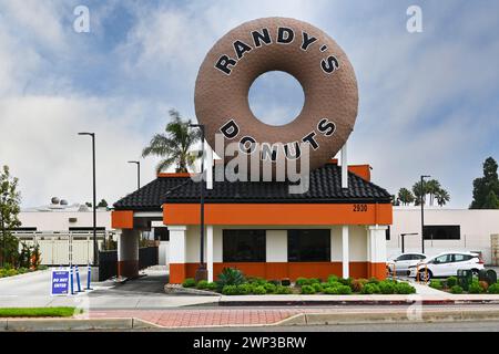 COSTA MESA, CALIFORNIA - 25 FEB 2024: Randys Donuts su Harbor Boulevard, con un'iconica ciambella gigante in cima all'edificio. Foto Stock