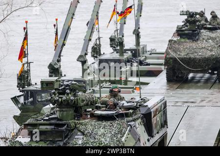 Korzeniewo, Pomorskie, Polonia il 5 marzo 2024. I militari tedeschi presentano il trasferimento di carri armati e veicoli corazzati attraverso il fiume Vistola durante l'esercitazione Dragon-24 della NATO, una parte dell'esercitazione su larga scala Defender-24. Le esercitazioni, che si svolgono principalmente in Europa centrale, coinvolgono circa 90.000 soldati provenienti da tutti i paesi della NATO e dalla Svezia. Lo scopo del Defender-24 è quello di scoraggiare e presentare abilità difensive di fronte all'aggressione. Crediti: Dominika Zarzycka/Alamy Live News Foto Stock