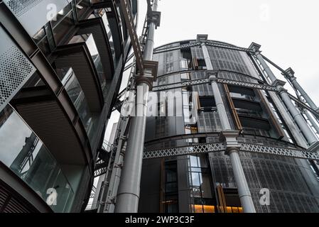 Londra, Regno Unito - 27 agosto 2023: Vista ad angolo basso dei Gasholders, un moderno e lussuoso edificio di appartamenti a Kings Cross presso Coal Drops Yard. Foto Stock