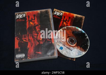 Slayer - DVD ancora in carica su una superficie scura. Lahti, Finlandia. 30 dicembre 2023. Foto Stock