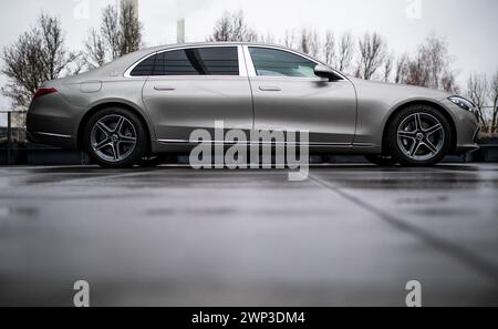 Sindelfingen, Germania. 4 marzo 2024. Una Mercedes-Maybach S580 si trova di fronte allo stabilimento Mercedes-Benz di Sindelfingen. Crediti: Christoph Schmidt/dpa/Alamy Live News Foto Stock