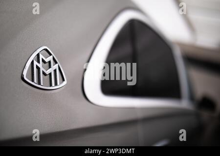 Sindelfingen, Germania. 4 marzo 2024. Il logo Maybach può essere visto su una Mercedes-Maybach del tipo S580. Crediti: Christoph Schmidt/dpa/Alamy Live News Foto Stock