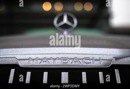 Sindelfingen, Germania. 4 marzo 2024. Il logo Maybach può essere visto su una Mercedes-Maybach S580. Crediti: Christoph Schmidt/dpa/Alamy Live News Foto Stock