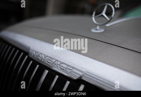 Sindelfingen, Germania. 4 marzo 2024. Il logo Maybach può essere visto su una Mercedes-Maybach S580. Crediti: Christoph Schmidt/dpa/Alamy Live News Foto Stock