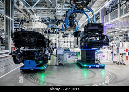 Sindelfingen, Germania. 4 marzo 2024. I veicoli Mercedes-Benz vengono assemblati nella sala di produzione "Factory 56". Crediti: Christoph Schmidt/dpa/Alamy Live News Foto Stock