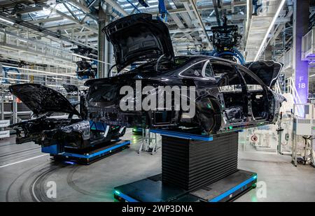 Sindelfingen, Germania. 4 marzo 2024. I veicoli Mercedes-Benz e Mercedes-Maybach vengono assemblati nella sala di produzione "Factory 56". Crediti: Christoph Schmidt/dpa/Alamy Live News Foto Stock