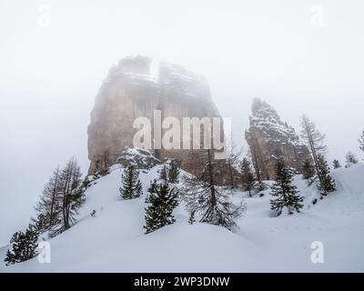 Questa immagine invernale è di cinque torri Torri, massi dolomitici giganti situati vicino alla località alpina di Cortina D'Ampezzo Foto Stock