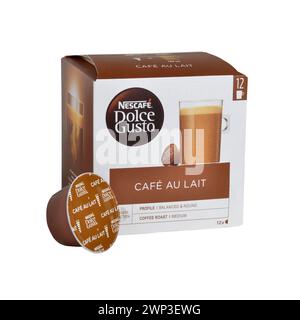 Scatola di cialde da caffè Nescafe Dolce gusto Cafe Au Lait, una cialda si trova di fronte alla scatola isolata su sfondo bianco Foto Stock