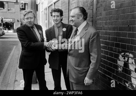 Londra, Inghilterra febbraio 1983. Peter Tatchell, attivista per i diritti gay, cerca di essere eletto alla Bermondsey per elezione a South London al Partito Laburista come deputato. Roy Hattersley deputato, (L) Peter Tatchell (C) e Bob Mellish deputato, (R) che si sta ritirando come partito laburista elettorale a Bermondsey. HOMER SYKES anni '1980 Foto Stock