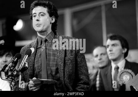 Londra, Inghilterra 24 febbraio 1983. Peter Tatchell, attivista per i diritti gay, cerca di essere eletto alla Bermondsey per elezione a South London al partito laburista come deputato. Dibattito di sera delle elezioni con Simon Hughes deputato. (Background) 1980s HOMER SYKES Foto Stock