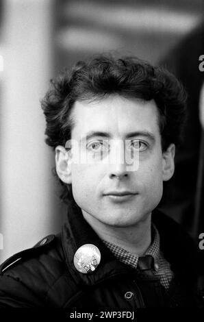 Londra, Inghilterra febbraio 1983. Peter Tatchell ritrae l'attivista per i diritti gay cerca di essere eletto alla Bermondsey per elezione a South London al partito laburista come deputato. HOMER SYKES anni '1980 Foto Stock