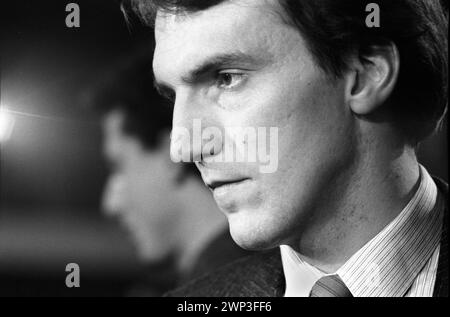 Londra, Inghilterra 24 febbraio 1983. Simon Hughes, partito liberale, Bermondsey per elezione a sud di Londra, ha appena vinto. Peter Tatchell fuori fuoco in background. HOMER SYKES anni '1980 Foto Stock