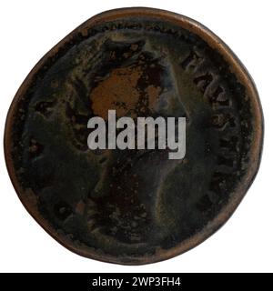 Questa sesterce moneta emessa dopo il 141 d.C. raffigura l'imperatore romano Antonino Pio e l'imperatrice Faustina la vecchia, mostrando ritratti imperiali, iscrizioni e monete di bronzo tipiche della Roma del II secolo. Foto Stock