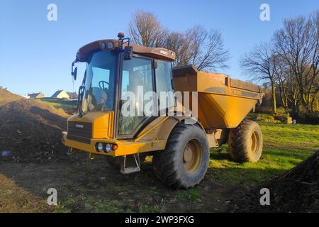 La Feuillée, Francia - 07 febbraio 2023: Autocarro Hydrema 912D in cantiere. Foto Stock