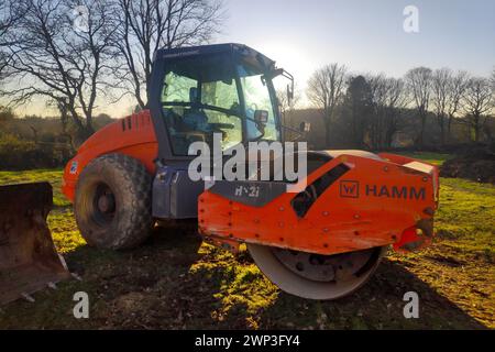 La Feuillée, Francia - 7 febbraio 2023: Rullo stradale Hamm AG H12i in cantiere. Foto Stock